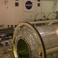 pohled do haly, kde je připravován další díl ISS