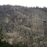Pohled z parkoviště zpět nahoru na Glacier Point