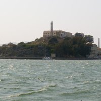 Ostrov, ležící uprostřed San Franciské zátoky.