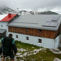 Pohled za zadní strany. Červenobílá střecha je vidět z velké dálky.