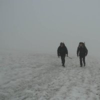 Dost nudné stoupání po ledovci. Skoro 2 hodiny v bílé mlze. Naštěstí nejsou potřeba mačky.