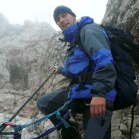 Počasí se trochu vylepšilo, sestupujeme dolů. Cesta je velmi dobře zajištěná.