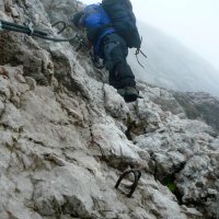 Počasí se trochu vylepšilo, sestupujeme dolů. Cesta je velmi dobře zajištěná.