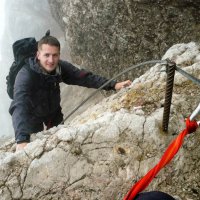 Počasí se trochu vylepšilo, sestupujeme dolů. Cesta je velmi dobře zajištěná.