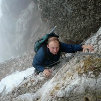 Počasí se trochu vylepšilo, sestupujeme dolů. Cesta je velmi dobře zajištěná.