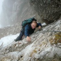 Počasí se trochu vylepšilo, sestupujeme dolů. Cesta je velmi dobře zajištěná.
