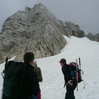 Na nejbližší sklále začátek feraty na vrchol Höher Dachstein