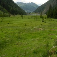 Sedlo a jezero nad vodopády.
