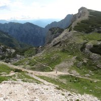Konjsko sedlo - vlevo na Triglavsky dom, rovně na Kovinarsku koču, vpravo na Vodnikov dom
