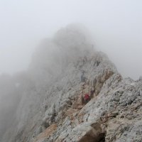 V pozadí v mracích vrchol Triglav