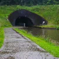 Lodí z tunelu rovnou na kolotoč, to je slušná jízda.