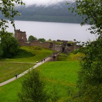 V pozadí jezero Loch Ness