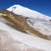 Elbrus ze západní strany, další noc strávíme za tím hnědým kopečkem vpravo.
