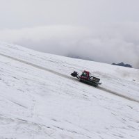 Ti bohatí jezdí rolbou. To je nečestné a nesportovní.