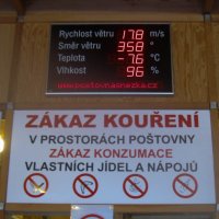 Půl jedné a krásných -7,6 °C a 64 km/h vítr. Hned čaj za 40 Kč chutná lépe.