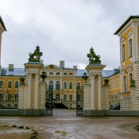 Zámek často označován za baltské Versailles
