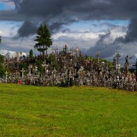Umělý pahorek, který se nachází 11 km na severoseverovýchod od centra litevského krajského města Šiauliai.