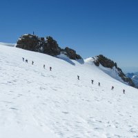 Skupina stoupající okolo Balmenhorn (4 167 m)