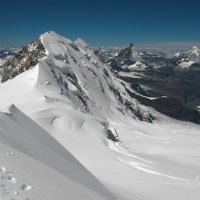 Výstup na Parrot (4 438 m), vlevo Lyskamm v dálce Matterhorn