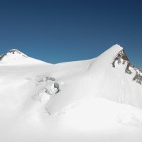 Vlevo Zumstein (4 563 m) vpravo  Signalkuppe (4 454 m), kde se nachází chata Margherita