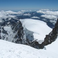 Pohled na Schwarzhorn (4 322 m) z Lugwighöhe (4 342 m)