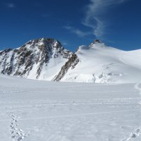 Dufour (4 634 m) a Zumstein (4 452 m).