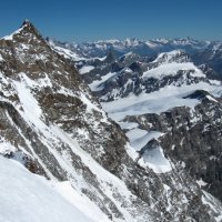 Pohled na Dufourspitze ze Zumstein.