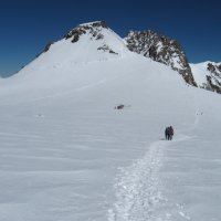 Pohled zpět na Zumstein (4 563 m), za ním Dufourspitze.