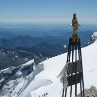 Soška na vrcholu Zumstein (4 563 m).