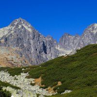 Pohled na Lomnický štít z magistrály vedoucí na Skalnaté pleso
