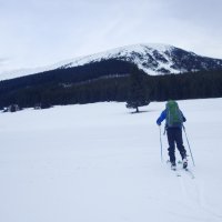 Snowboardista na lyžích