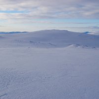 Pohled na Halti od Raisduottarhaldi. Vzdušnou čarou to je 1,7 km.