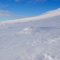 Přejezd na Ridnitsohkka a pohled na stoupací na vrchol Halti