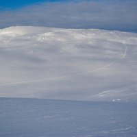 Cesta vedoucí na Halti z údolí. Foceno ze sjezdu od Ridnitsohkka