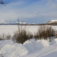 Pohled přes jezero k norsko-finsko-švédskému trojmezí