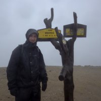 Tom na Brestové (1 903 m), prší čím dál více.