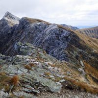 Cesta na Plačlivé (špičatý vrchol až vzadu)