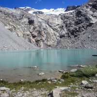Jezero na okraji ledovce před závěrečným stoupáním na chatu.