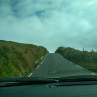 Silnice kam se vejde jedno auto, nahoru, dolů. To je Ring of Kerry.