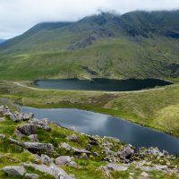 Jezero Lough Gouragh (to první) za ním před druhým jezerem vede cesta, kterou jsme šli nahoru.
