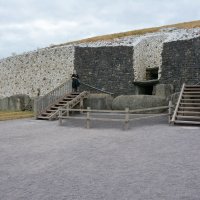 Mohylový monument z období neolitu.