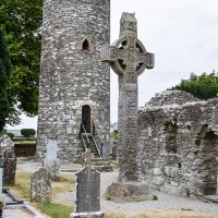 Monasterboice - zříceniny staroirského kláštera, založeného ve 4. či 5. století svatým Buithem.
