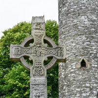 Vysoké kamenné kříže měly dříve důležitou didaktickou funkci, negramotní věřící měli před očima evangelium vytesané do kamene.