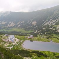 Pohled na chatu Musalu (malá vzdadu) a znovu neotevřený hotel Musala