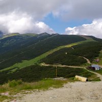 Pohled o lanovky na Yastrabec přes sjezdovky dozadu k vrcholům Musaly