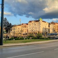 Most Lvů a v pozadí hotel Lion
