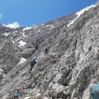 Ferrata vede pod hřeben a mírně doleva