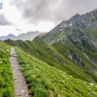 Vpravo hřeben, po které následně vede červená značka