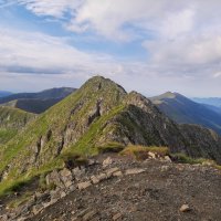 Pohled z Viștea Mare (2527 m) na Moldoveanu (2544 m)