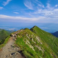 Pohled zpět z vrcholu Moldoveanu (2544 m) na Viștea Mare (2527 m)